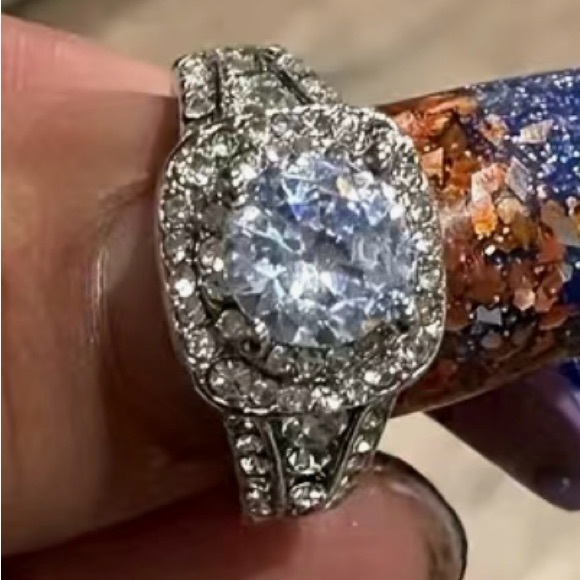 ♥️Boho Style Ring , large round Zircon, surrounded by ave set stones, 925 plated - Picture 8 of 15